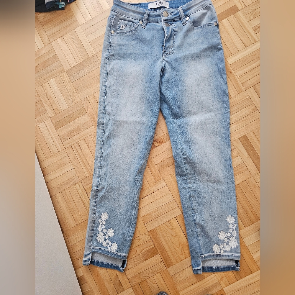 Blue Floral Embroidered Women's crop jeans